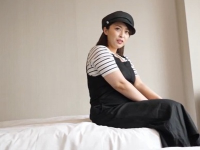 着衣のままでも肉厚が伝わってくる32歳素人妻のねっとり不倫パコ