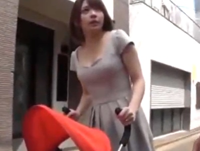 童顔ロリママをGET→子供そっちのけで他人棒に腰を振る淫乱奥様